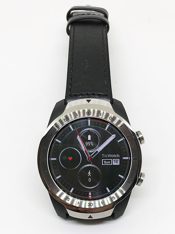 TicWatch pro。大きなウォッチフェイスが特徴です