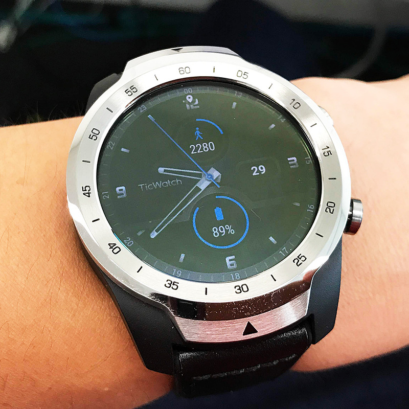 色鮮やかな有機ELディスプレイ。どの角度からでもクッキリ見えます