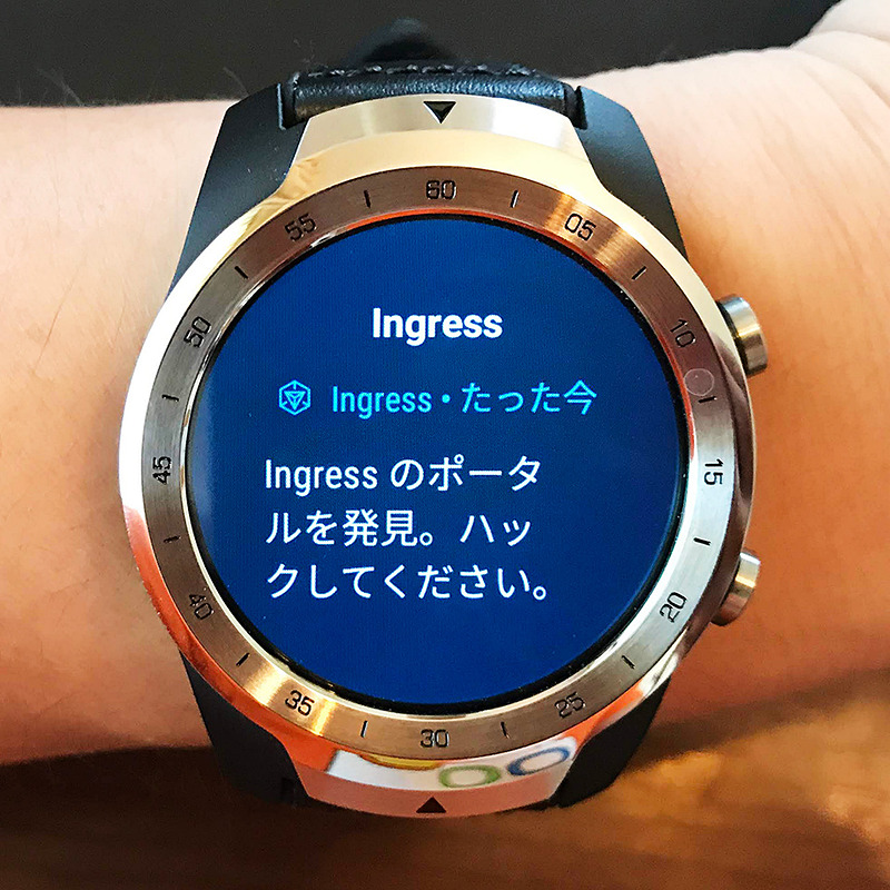 スマホの通知を受信できます。これは「Ingress」のポータルの通知（探したのですがWear OS上で動作するIngressは見つかりませんでした）