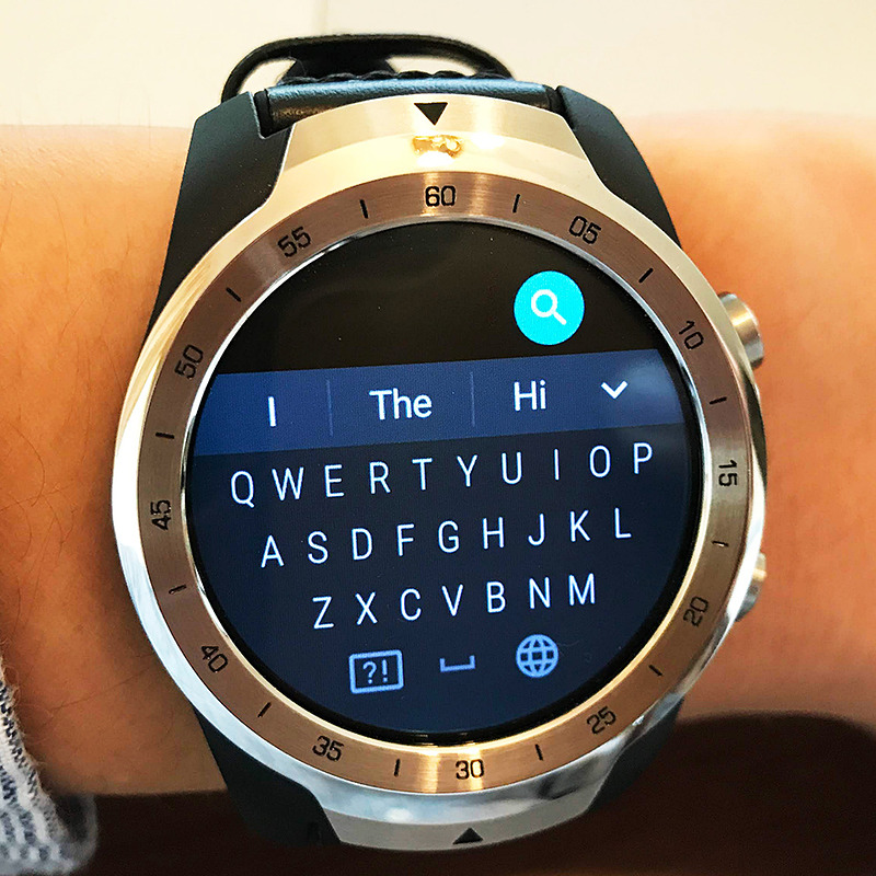 時計上に現れるキーボード。筆者には正確な入力はほぼ不可能でした……