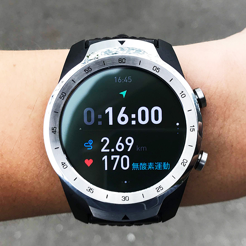 「Fit」アプリでのランニングの計測中。経過時間、距離、心拍数を表示します