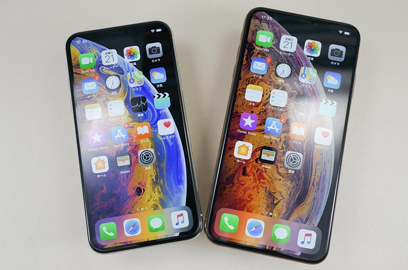 iPhone XS（左）とiPhone XS Max（右）。前面フレームの色は全カラー黒で、従来モデルのように白がない