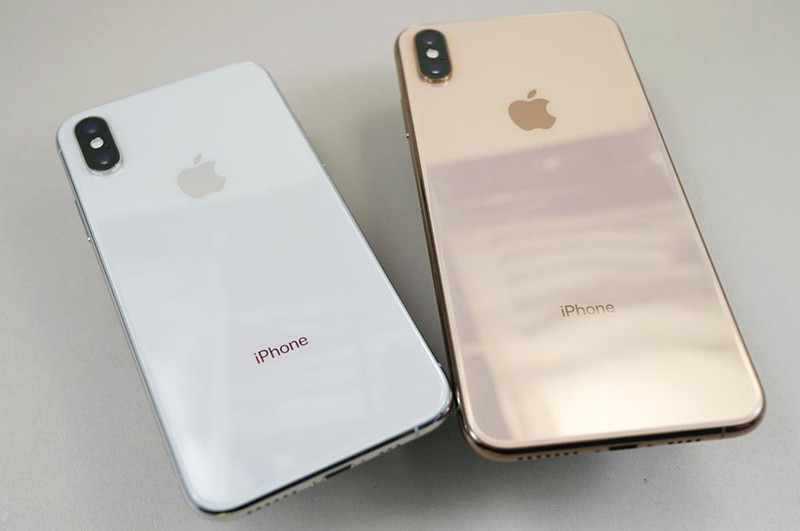 iPhone XS（左）とiPhone XS Max（右）。背面はガラスパネル仕様でツルツルテカテカ。指紋も若干残る感じ