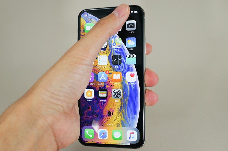 iPhone XSで片手操作するイメージ。頑張れば親指が左上にも届かなくもないが、かなりツラい。できればスマホリングなどが欲しいところ
