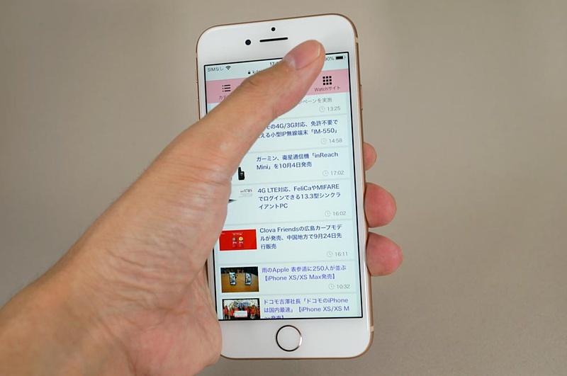 iPhone 8での片手操作イメージ。中指薬指でガッシリ固定しつつ親指で端までタップ操作できる。iPhone Xに慣れるとコンパクトに感じる