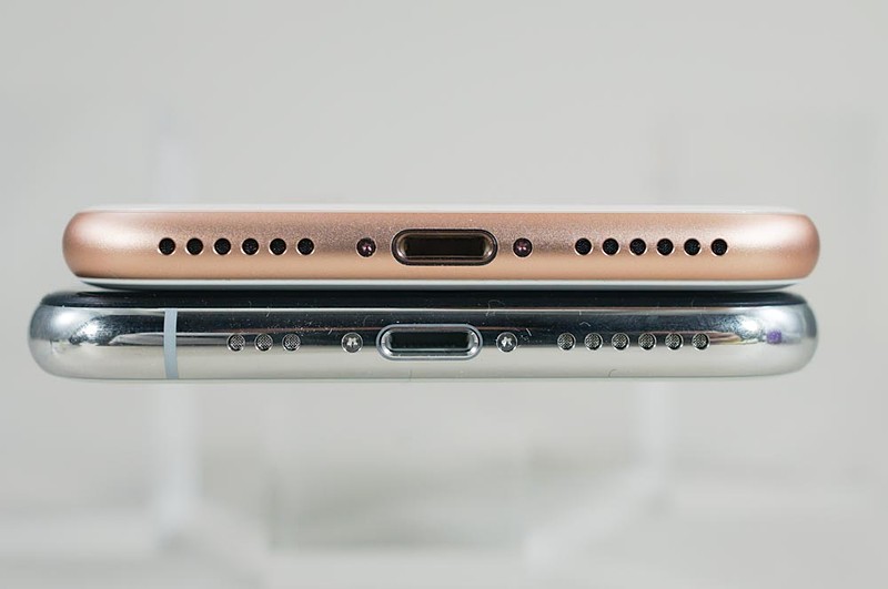 iPhone XS（下）とiPhone 8（上）。こうしてみると幅に差があるのは明確だ。ちなみにiPhone 8はガラス筐体。iPhone 7以前よりやや分厚く重たい