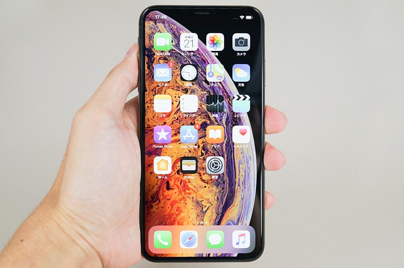 iPhone XS Maxで片手操作するイメージ。もう中指を右に回して掴みつつ、はムリ。背面ガラスは指に貼り付くので、その粘着力で本体を保持するイメージ