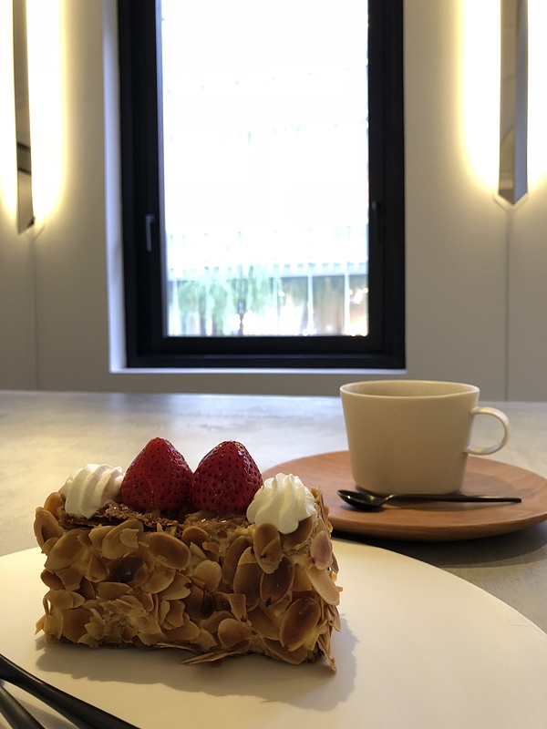 やや暗い店内でiPhone X（左）でケーキに焦点をあわせると、照明がハレーションを起こし、窓の外の景色がまっしろになってしまったのに対し、iPhone XS Max（右）ではケーキもきれいに撮りつつ、窓の外の風景もしっかり写っています。