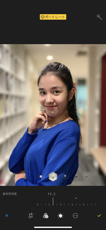 ポートレートモードで撮影した写真を［写真］アプリで表示し、［編集］をタップすると、編集画面が表示される。画像の真下に表示されているスライダーを左右に動かすと、ボケの利き具合を調整できる
