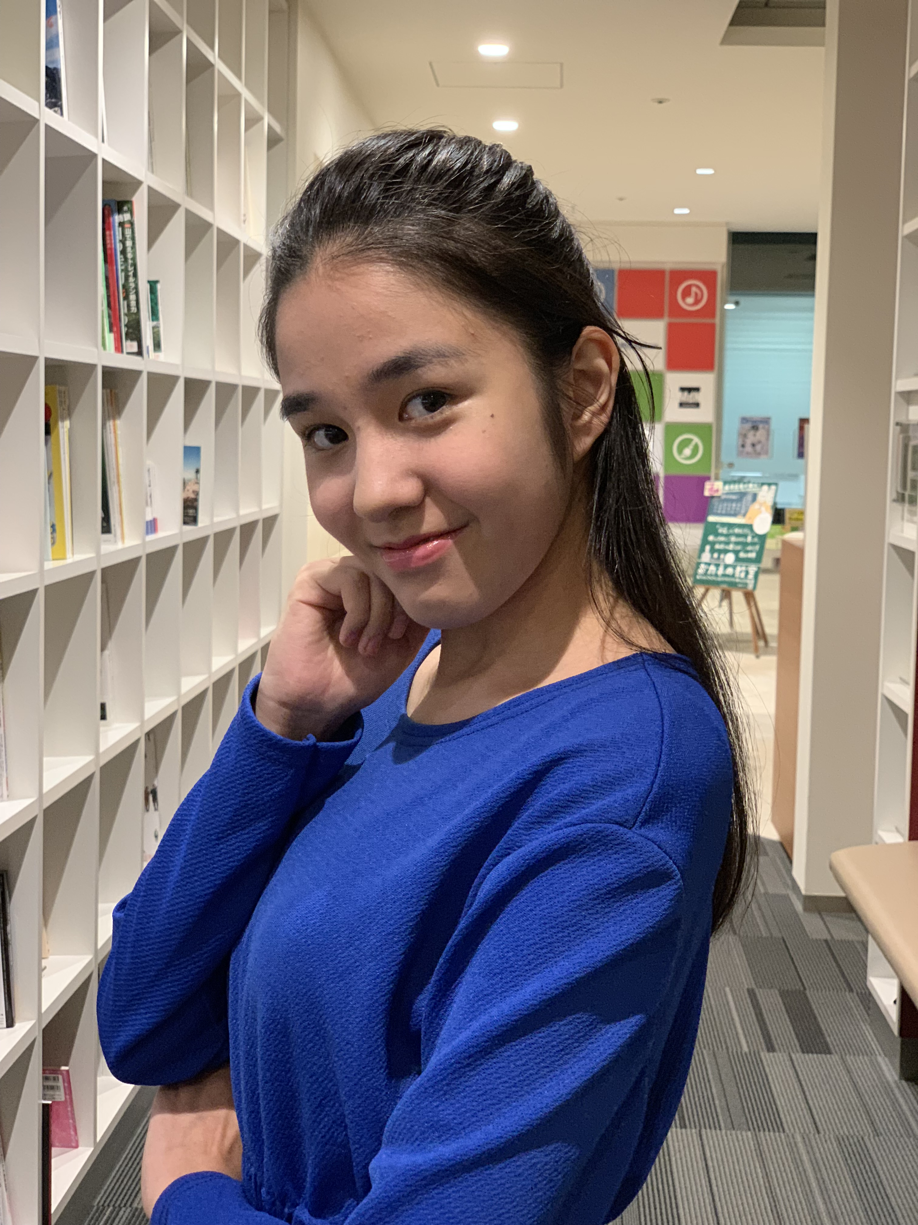 室内でポートレートモードで撮影。モデル：<a href="http://bonbon-famin.com/cn2/g01.html" class="strong bn" target="_blank">るびぃ</a>（ボンボンファミンプロダクション）　※リンク先は3024×4032ドットのオリジナル画像