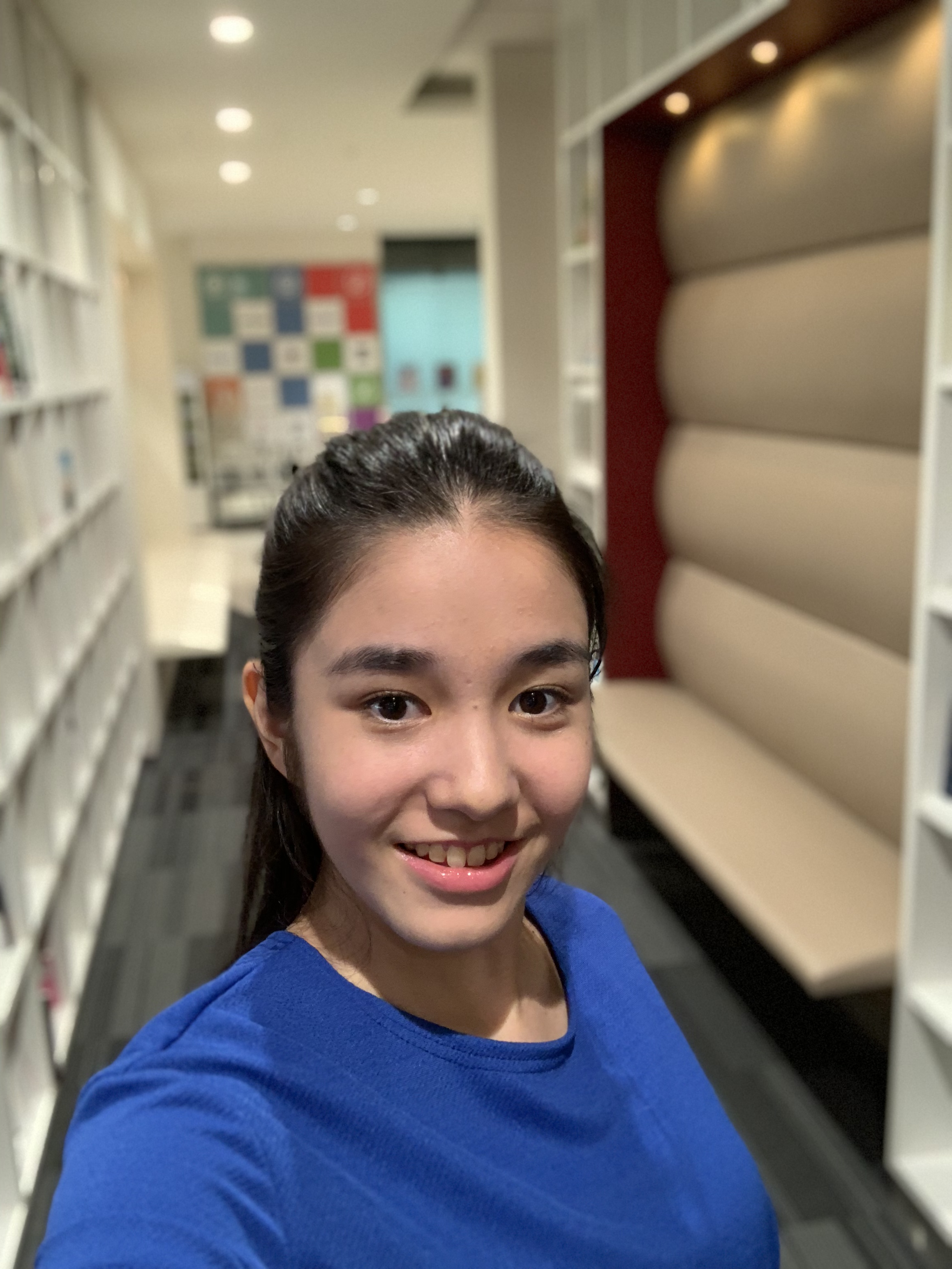 TrueDepthカメラ（インカメラ）で自分撮り。背景もうまくぼけている　※リンク先は2316×3088ドットのオリジナル画像