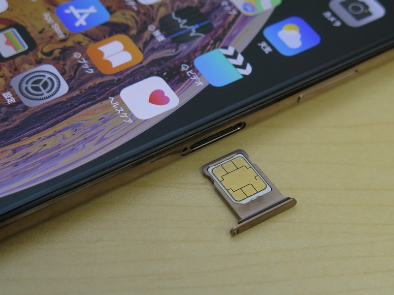 ピンを挿して取り出すタイプのSIMカードトレイは、右側面に備えられる。デュアルSIMになった関係か、SIMカードを装着する向きが変更されている