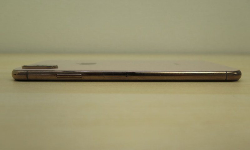 右側面にはサイドボタンを備える。長押しで電源は切れない。電源を切るときは、左側面の音量ボタンの上と電源ボタンを同時に押すか、［設定］アプリで［一般］-［システム終了］の順にタップする