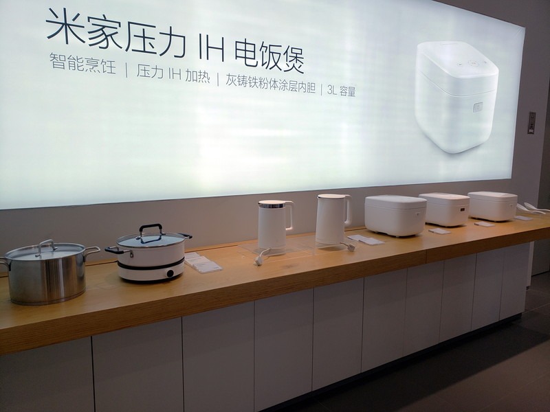 炊飯器や電気ケトル、圧力鍋が展示されている