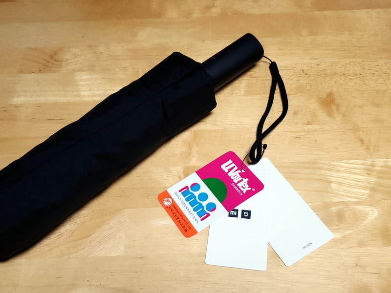 折りたたみ傘のタグにはMIのロゴと米家のロゴが並んでいる