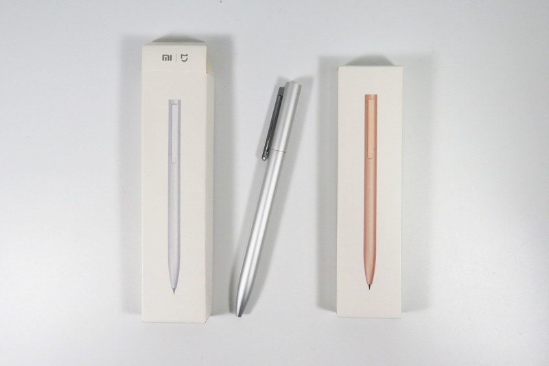 ボールペンは金と銀のものがある。約400円