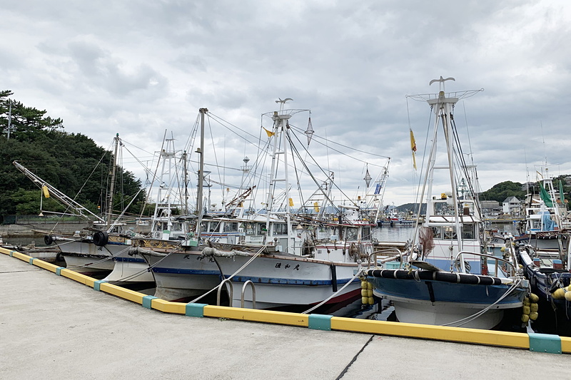 島には3つの漁港があり、至るところに船が係留されている