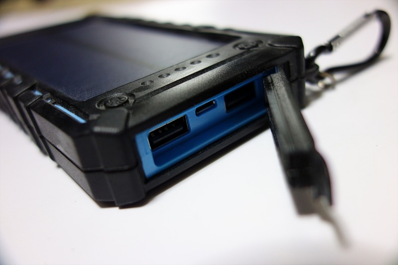 2A出力のUSBポートが2個、従来型のmicroUSBで充電も可能なので古いタイプのAndroidスマホの充電器で充電も可能だ。さらにカラビナ付きなのでぶら下げれば、移動中でも太陽光との角度によっては充電可能……だがあまりそちらはアテにしないほうがよい