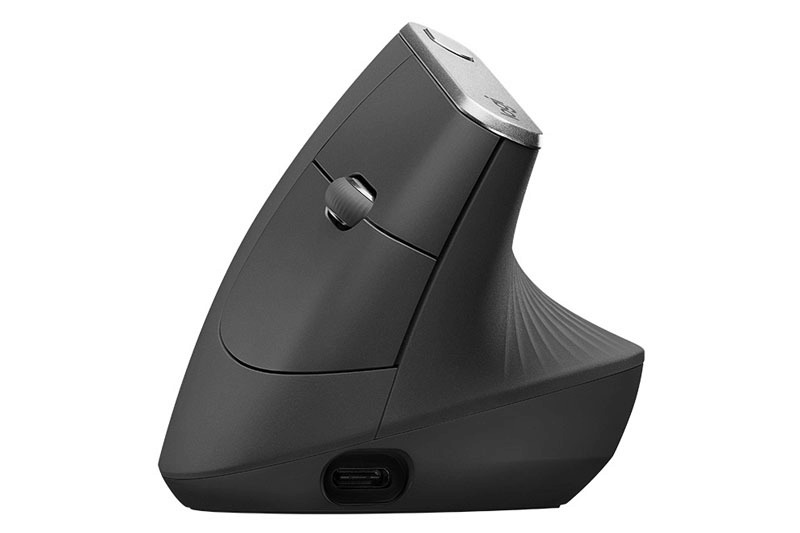 ロジクールの「MX Vertical」。従来のマウスを57°立てた形状の無線・有線両対応マウスです。ロジクールオンラインストア税別価格1万2880円。