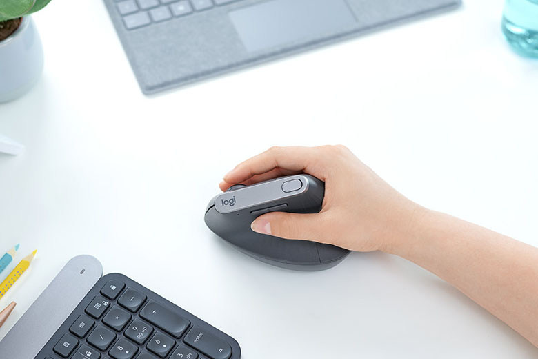 こんなふうに持ちます。ぐぬぬぬ～あんまり使いやすそうには見えませんが……。