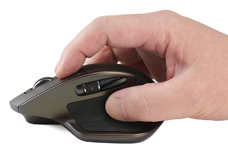 【つまみ持ち】　マウスの左右サイドを指（親指と薬指/小指あたり）でつまむようにする持ち方。マウスに触れるのは5本の指のみ。手首と5本の指でマウスを操作しますので、より繊細なカーソル操作が可能だと思います。筆者の場合はコレです。