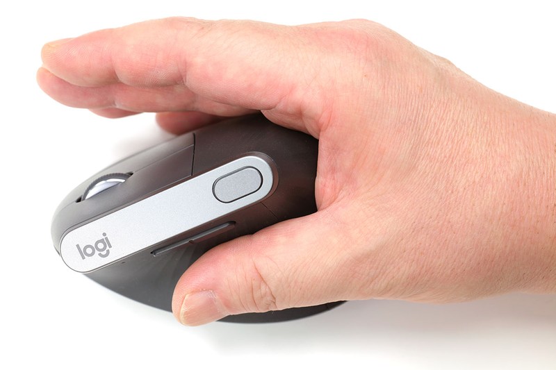 【かぶせ持ち/MX Vertical】　MX Verticalを「かぶせ持ち」で使っている様子。机上に手のひらの右下が軽く触れる程度なので、この持ち方でも普通のマウスより繊細なカーソル操作ができるような気がします。