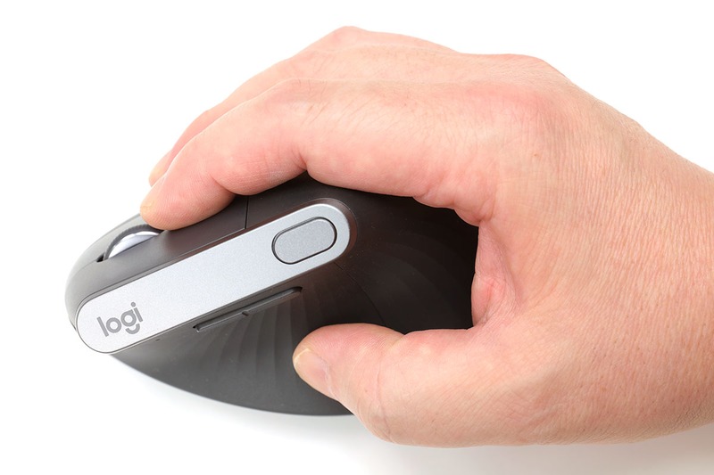 【つまみ持ち/MX Vertical】　MX Verticalを「つまみ持ち」で使っている様子。指を置く角度が自然だからか、ラクに持つことができます。また、より繊細なカーソル操作ができるようにも感じます。