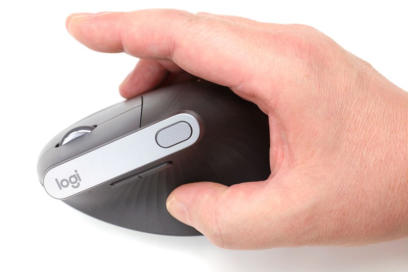 【つまみ持ち/MX Vertical】　MX Verticalを「つまみ持ち」で使っている様子。指を置く角度が自然だからか、ラクに持つことができます。また、より繊細なカーソル操作ができるようにも感じます。