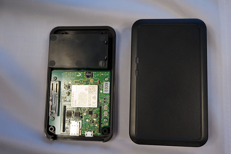 蓋をあけると下部中央にSIMスロット