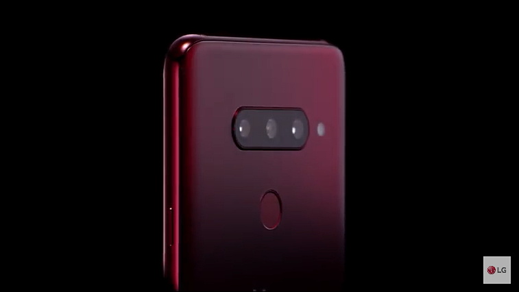 背面に3つのカメラを装備していることが分かる