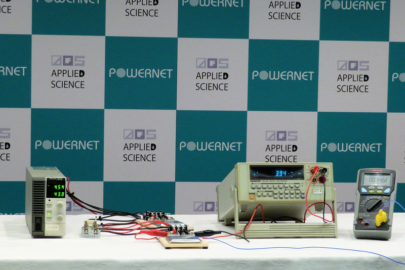 充電するための装置。左から充電装置、モバイルバッテリー本体、電圧計、電池の温度を測る温度計