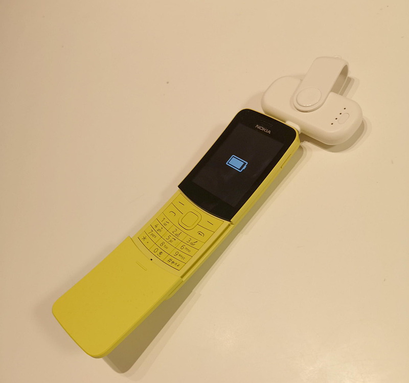 多少不格好だがNOKIA 8110でも片手持ちで普通に会話しながら充電できる