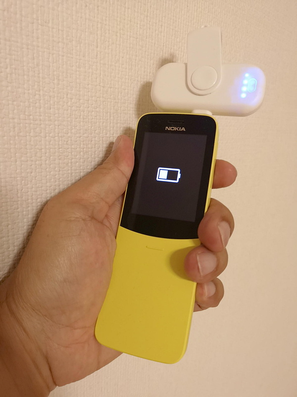 マグネット機能のある適合するポートアダプターさえあれば、スマホの充電ポートに吸着してくれる便利なモバイルバッテリー
