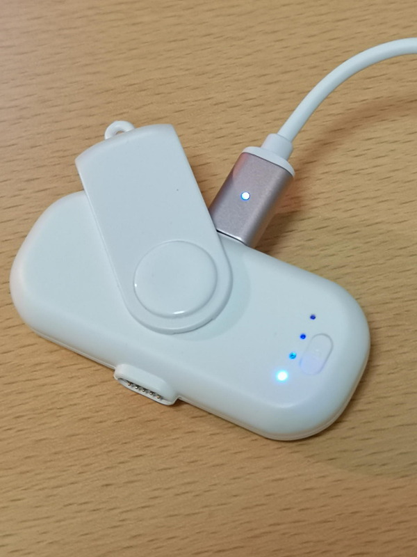 マグネチックパワーバンクに充電する時は反対側端子にケーブルを吸着して行う