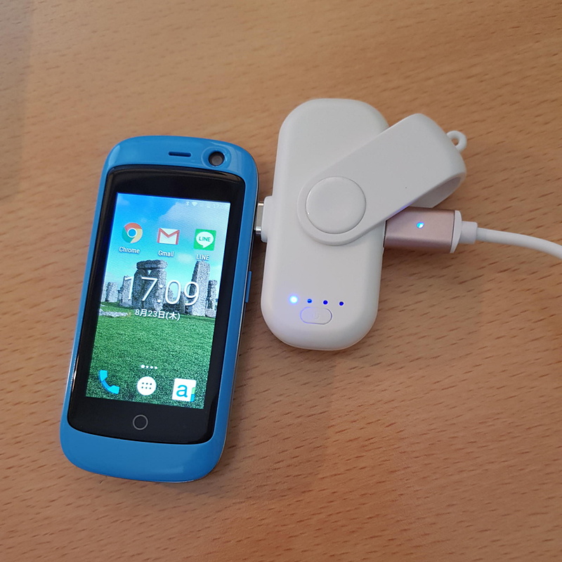 残念ながらマグネチックパワーバンクを経由してパススルーでスマホには充電できなかった