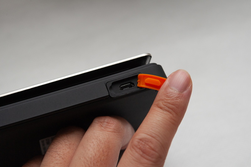 バッテリーを搭載しUSBで充電