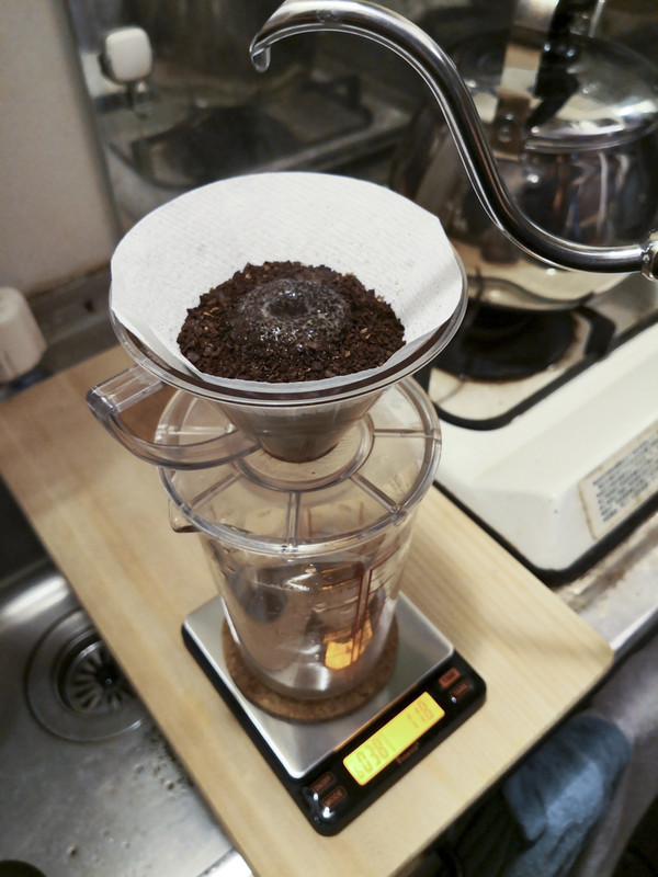 しばらく点滴を続ける。下のサーバーにコーヒーが落ち始めるまでおおむね1分前後かかる。その見極めのため、黒いシリコン製カバーを使わずコルクのコースターを敷いている
