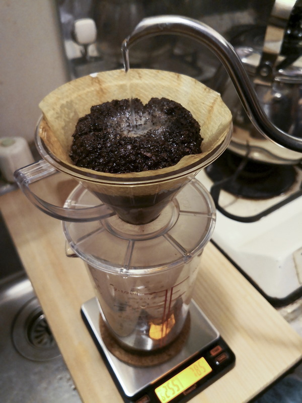 諸説あるが筆者は3分前後で抽出を終了している。写真は2分55秒が経ったところ。焙煎からの日が浅いと、注湯されたコーヒー粉はさらに膨らむ。ドリッパーの内側の壁を伝ってお湯が落ちないように加減するのもポイント。抽出の初期段階で香りや味のほとんどが決まるため、前半が勝負どころ