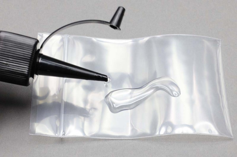 光線硬化樹脂のひとつで、紫外線LED（UV-LED）で硬化するタイプのもの。色は透明で、何もしない状態ではトロ～リとしています。紫外線LED光を照射すると数十秒～数分（量や厚みによる）でカチカチの透明樹脂へと硬化します。