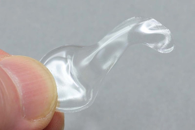 光線硬化樹脂のひとつで、紫外線LED（UV-LED）で硬化するタイプのもの。色は透明で、何もしない状態ではトロ～リとしています。紫外線LED光を照射すると数十秒～数分（量や厚みによる）でカチカチの透明樹脂へと硬化します。