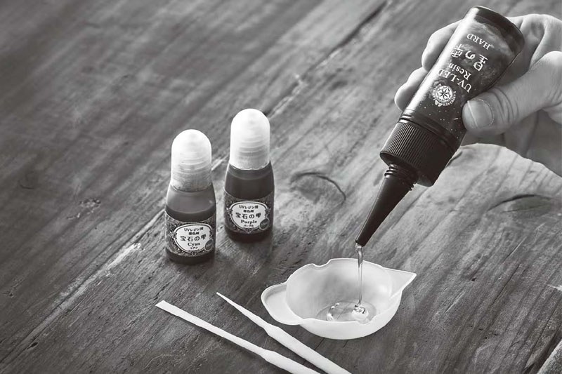 UVレジンを使うと手軽かつ短時間でキレイなアクセサリーづくりが可能。「UVレジン」で画像検索すると多数の美しい作例を見ることができます。※画像はPADICO社のレジンクラフト用カタログ（<a href="http://www.padico.co.jp/assets/pdf/JewelLabyrinthCatalog.pdf" class="strong bn" target="_blank">PDF形式</a>）より抜粋。