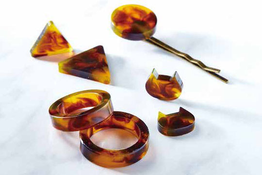 UVレジンを使うと手軽かつ短時間でキレイなアクセサリーづくりが可能。「UVレジン」で画像検索すると多数の美しい作例を見ることができます。※画像はPADICO社のレジンクラフト用カタログ（<a href="http://www.padico.co.jp/assets/pdf/JewelLabyrinthCatalog.pdf" class="strong bn" target="_blank">PDF形式</a>）より抜粋。