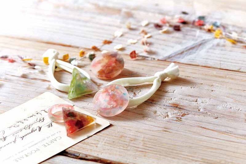 UVレジンを使うと手軽かつ短時間でキレイなアクセサリーづくりが可能。「UVレジン」で画像検索すると多数の美しい作例を見ることができます。※画像はPADICO社のレジンクラフト用カタログ（<a href="http://www.padico.co.jp/assets/pdf/JewelLabyrinthCatalog.pdf" class="strong bn" target="_blank">PDF形式</a>）より抜粋。