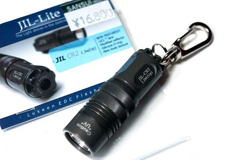 左写真は筆者が11年前に購入したUVレジン。釣り糸などの接着用ですが「11年経過した現在でも普通に使える」から驚きます。ただ、最近はより扱いやすいUVレジンが出ていて、それらばかり使用中。写真中央は11年前に購入した紫外線LEDライト。なんと1万6800円！　ですが、当時としては非常に高性能な紫外線LEDライトでした。最近ではコレ以上の性能のものが1000円以下で買えますネ。右写真は11年前の紫外線LEDライトを点灯させた様子。現在の製品と比べると光量はかなり少ない感じで、UVレジンの硬化にもやや時間がかかります。