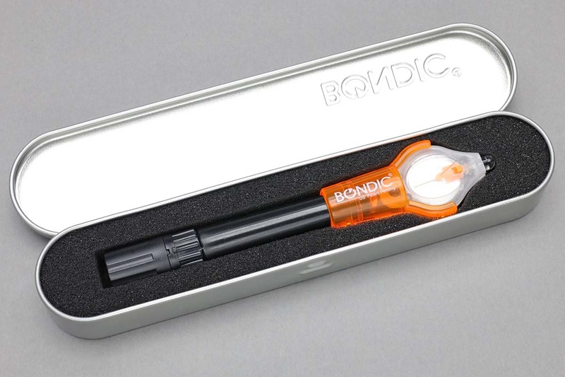 写真は「BONDIC スターターキット コンプリート」で、直販税別価格は2980円。ケース入りのコンパクトサイズで、黒いカートリッジにUVレジンが入っています。UVレジンを細い金属チューブから出せるので、作業性も良好です。オレンジのホルダーの先にあるのが紫外線LEDライト。UVレジン入りのカートリッジや紫外線LEDライトは個別に購入でき、入手性も良好です。キットを買えば迷わず使える簡便においてイチオシ。