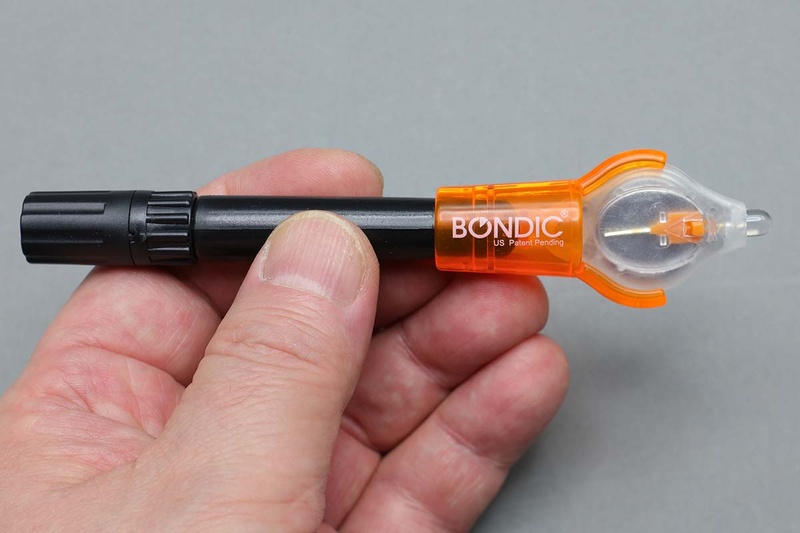 写真は「BONDIC スターターキット コンプリート」で、直販税別価格は2980円。ケース入りのコンパクトサイズで、黒いカートリッジにUVレジンが入っています。UVレジンを細い金属チューブから出せるので、作業性も良好です。オレンジのホルダーの先にあるのが紫外線LEDライト。UVレジン入りのカートリッジや紫外線LEDライトは個別に購入でき、入手性も良好です。キットを買えば迷わず使える簡便においてイチオシ。