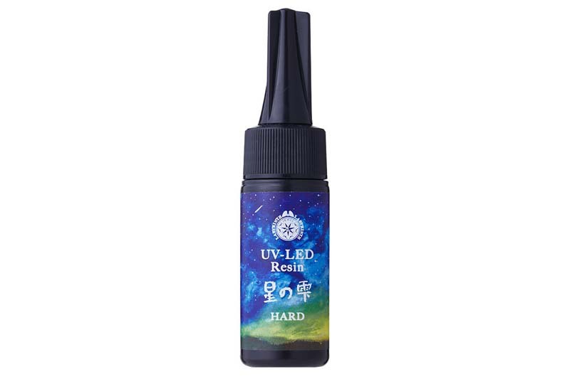 オススメUVレジン各種。左から、ルスターグロス「艶 LED&UVクラフトレジン UV009 ハード」（<a href="https://item.rakuten.co.jp/tuya/c/0000000148/" class="strong bn" target="_blank">公式ページ</a>・75g入り・税込直販価格1800円）、PADICO「UV-LEDレジン 星の雫 ハードタイプ」（<a href="http://www.padico.co.jp/products/new/2017/05/new003.html" class="strong bn" target="_blank">公式ページ</a>・25g入り・メーカー税別価格1500円）、KIYOHARA「LED&UVクラフトレジン液」（<a href="https://www.kiyohara.co.jp/store/product/brand/resin-craft/led-uv-resin" class="strong bn" target="_blank">公式ページ</a>・25g入り・メーカー税別価格1500円）です。どれも「UVランプ・LEDライト両対応」のUVレジン」で、仕上がりも上々で、クラフト用レジンとしては定番・有名品です。ちょっとした接着目的なら25g入りでも十二分だと思いますが、たっぷり使いたいなら左写真の75g入りが「コスパ最高なうえに品質も最上級」なので激オススメです。