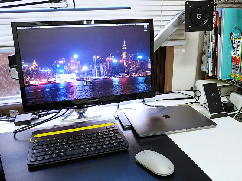 クラムシェルで使うようにしたはいいものの、ノートパソコンを平置きすると狭いデスクスペースがさらに狭くなる……