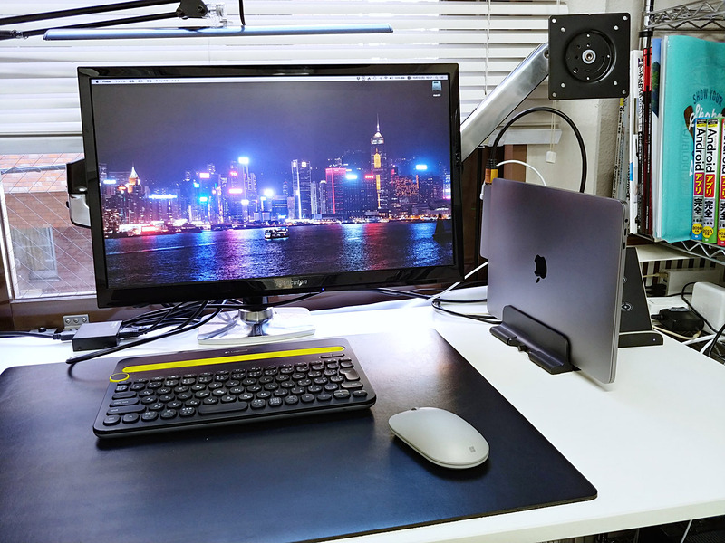 スタンドに立てかけて、デスク上のスペースを有効活用