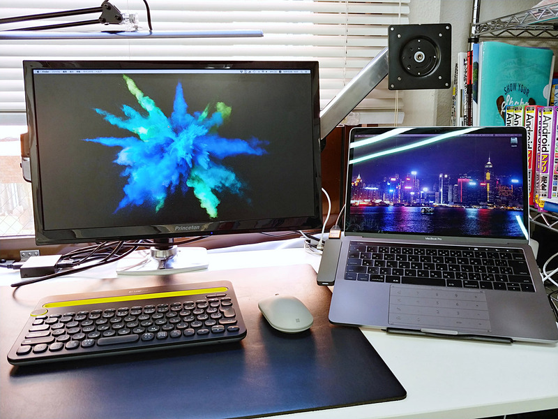 横置きにしてノートパソコンを開けばシチュエーションに応じて快適なデュアルディスプレイ環境に